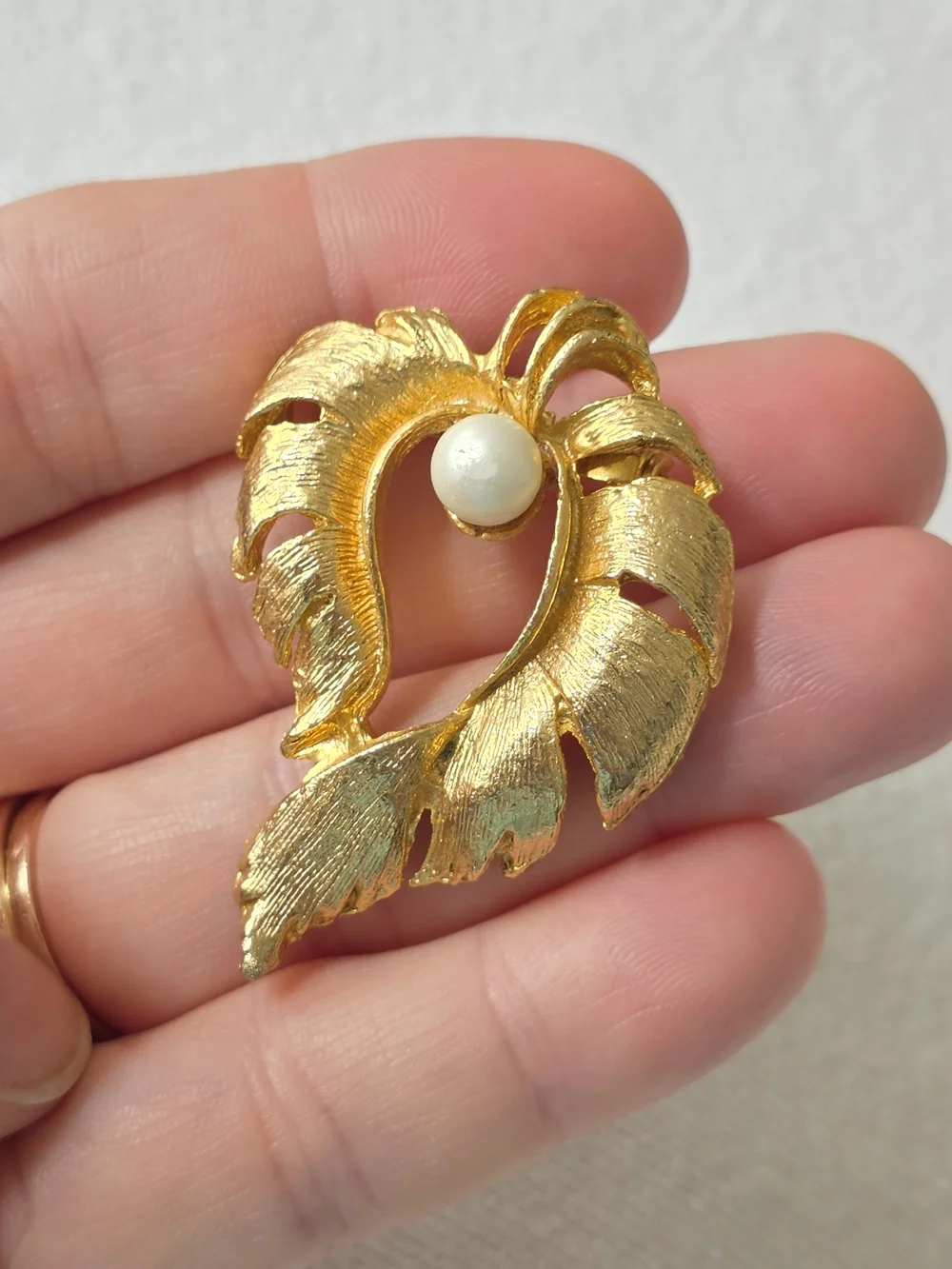 Jacqueline Ferrar Brooch Gold Tone Leaf Pearl Accent 2in